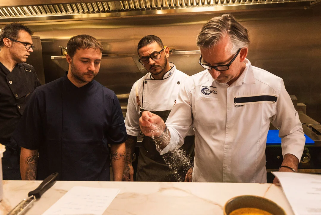 Chef de Mar & Foc preparando la cocina
